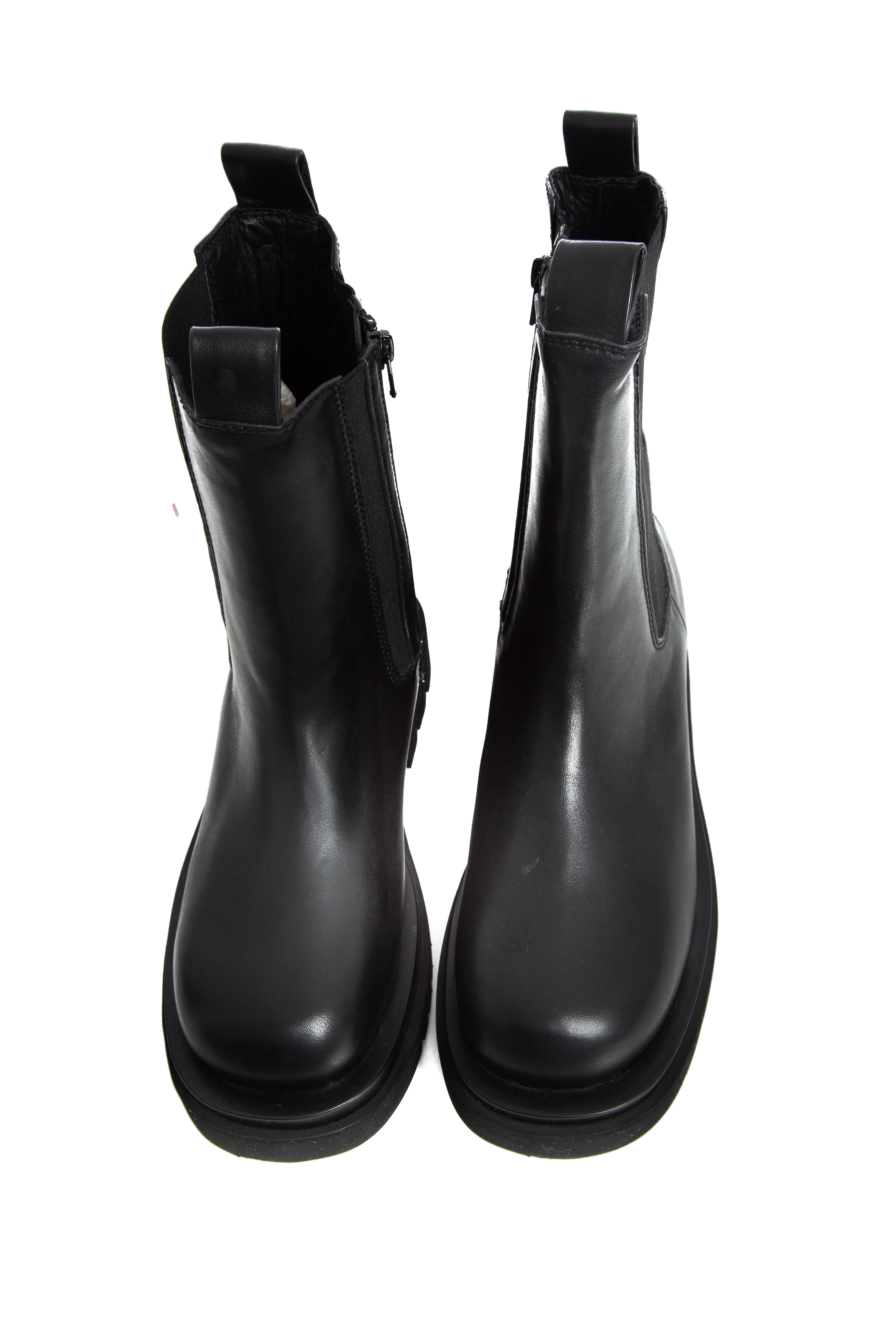 Jeffrey Campbell, Talla 9