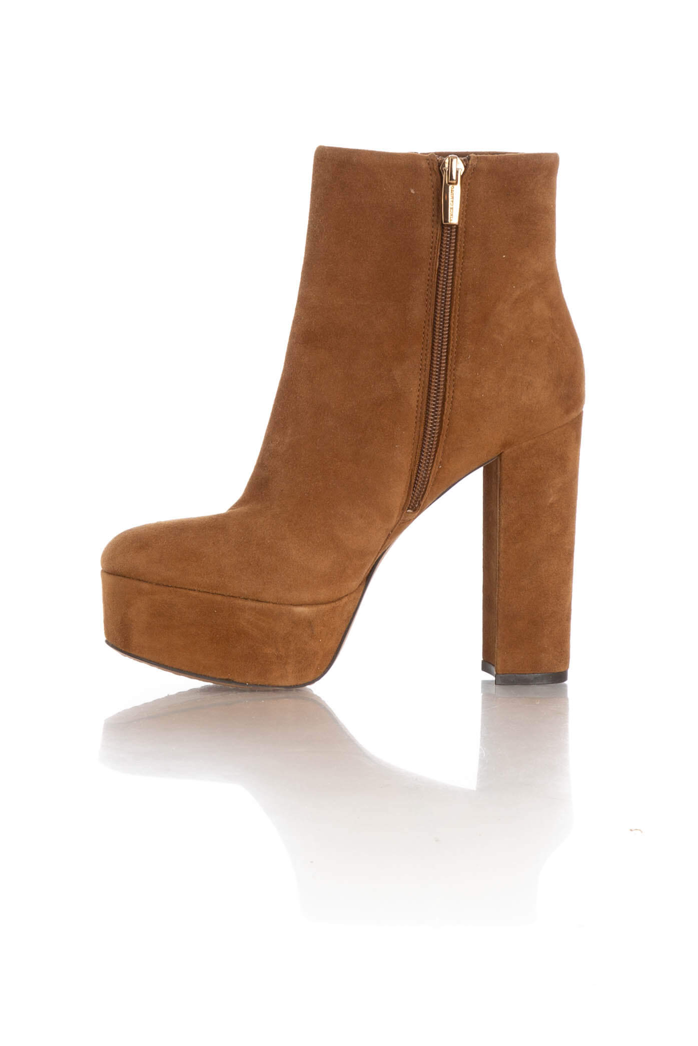 Vince Camuto, 7 USA
