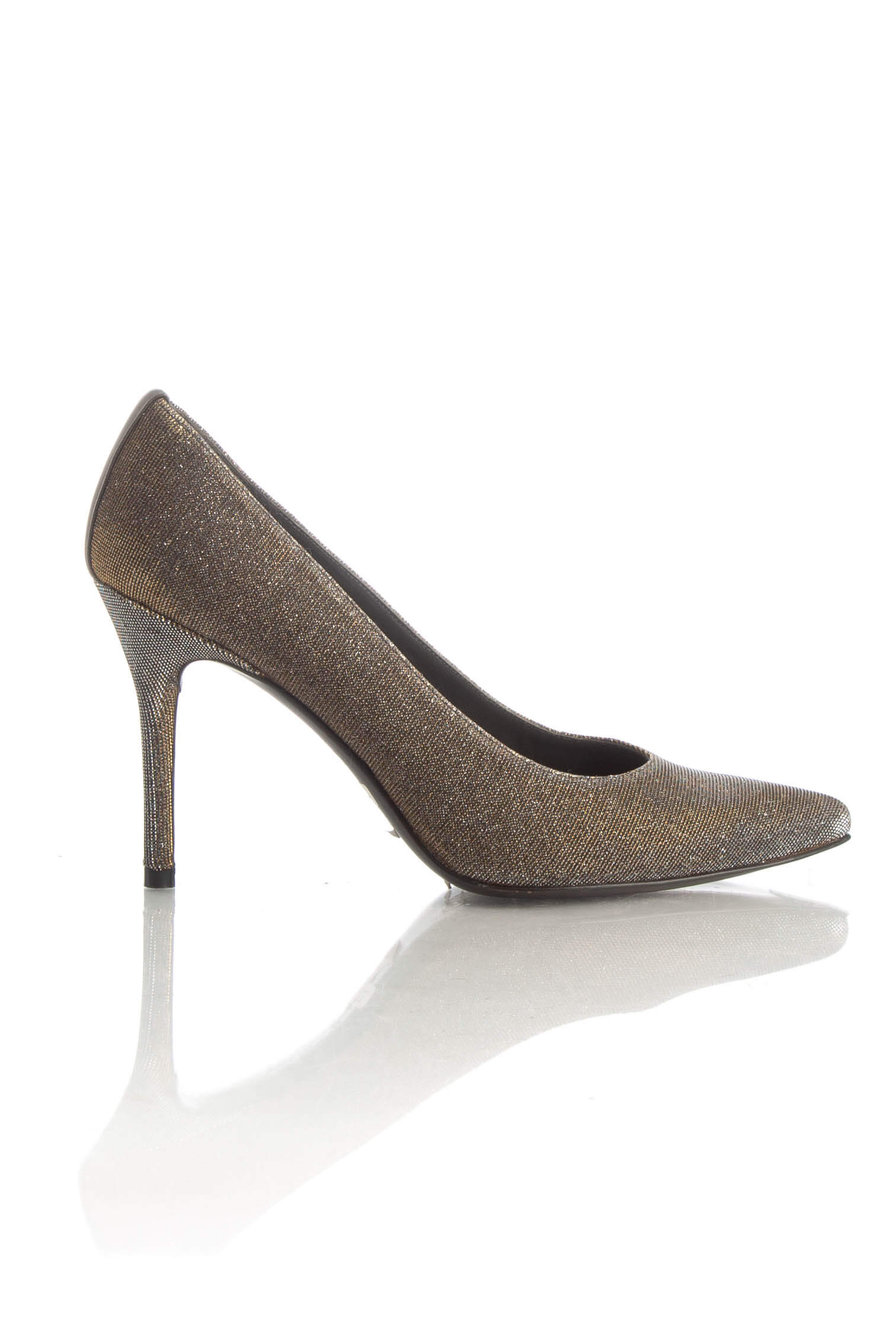 Stuart Weitzman, 6 USA