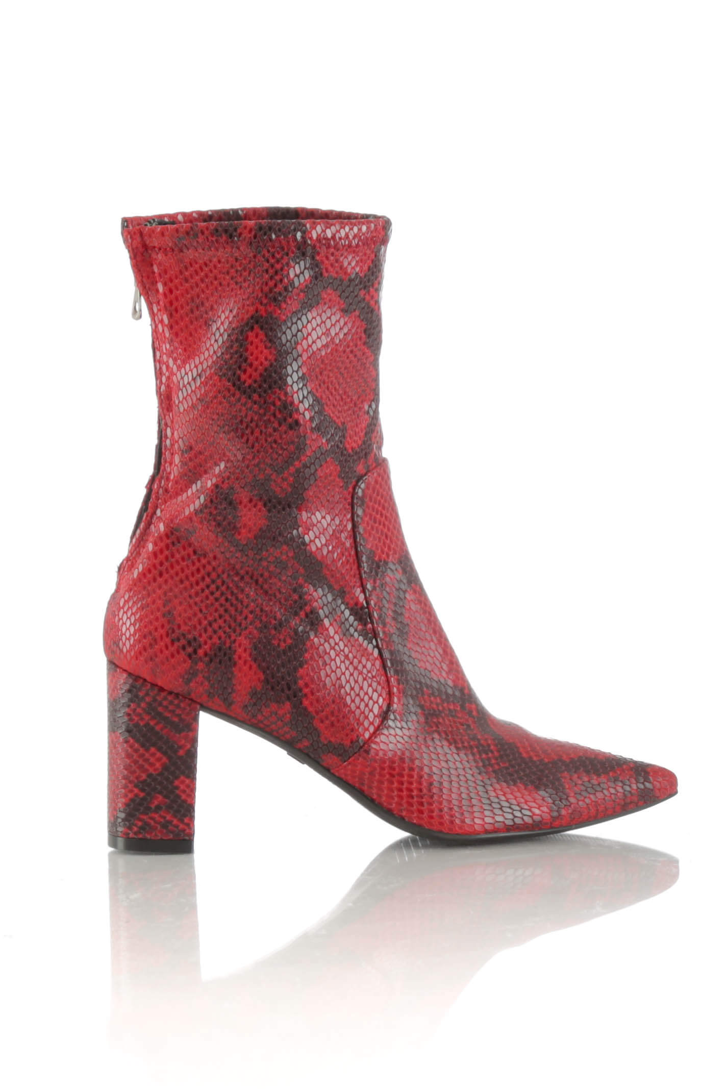 Stuart Weitzman, 7 USA