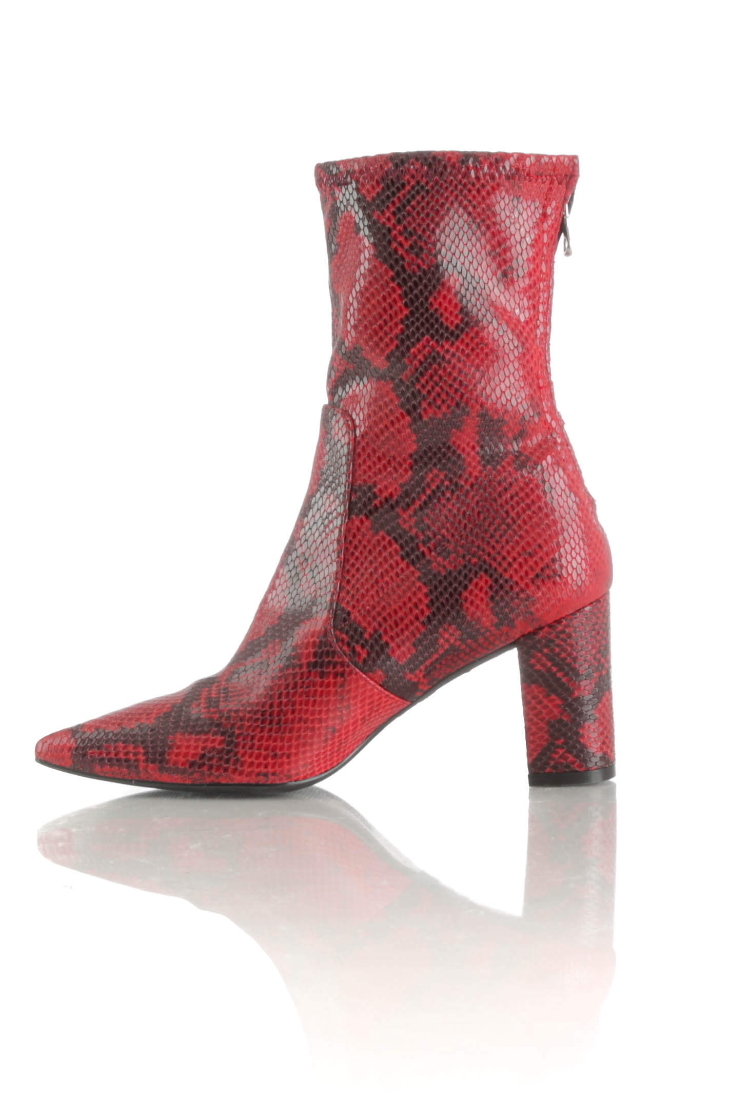 Stuart Weitzman, 7 USA