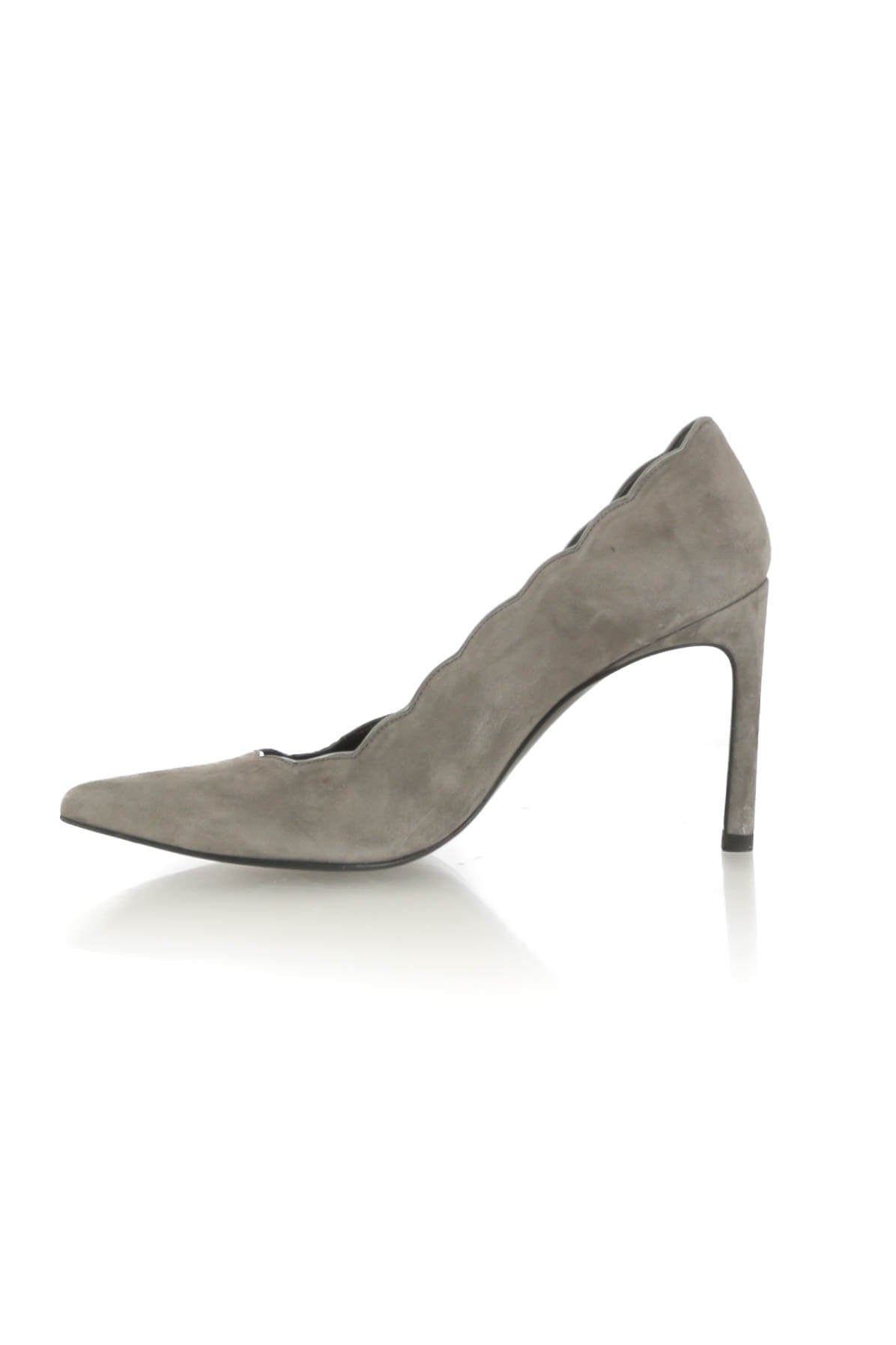 Stuart Weitzman, 6 USA