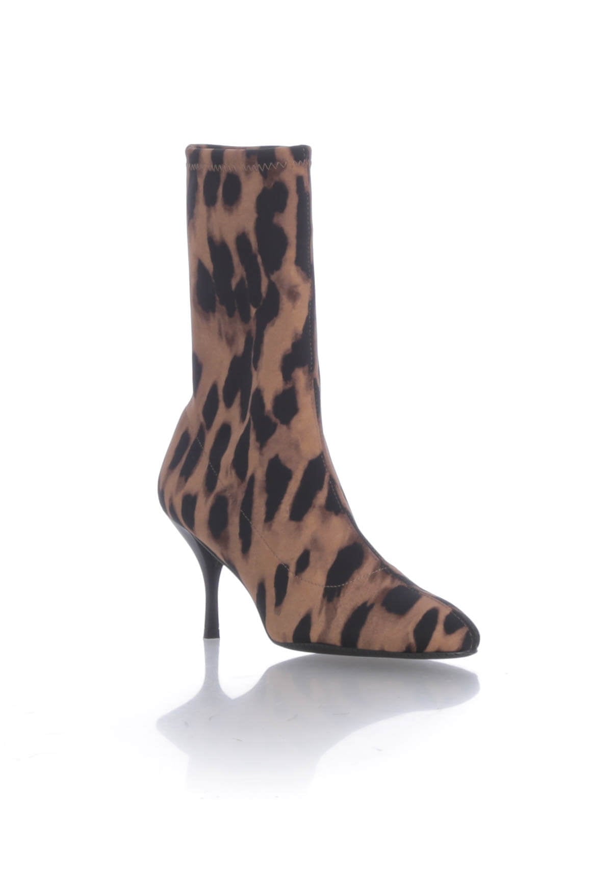 Stuart Weitzman, 6 USA