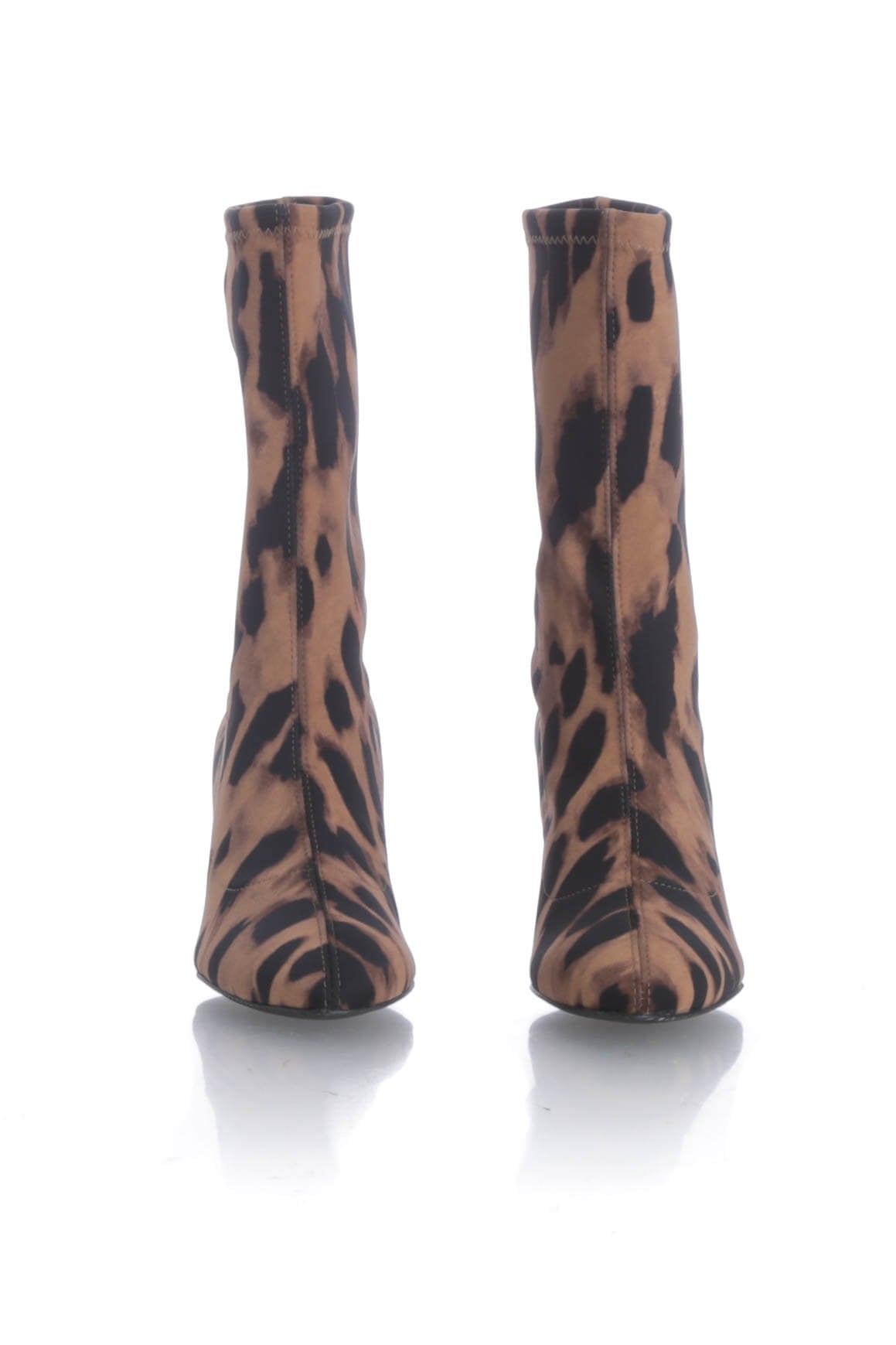 Stuart Weitzman, 6 USA