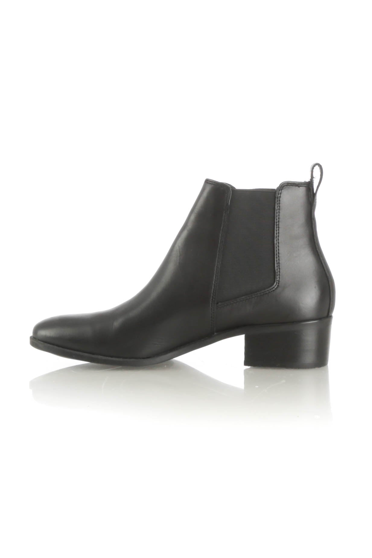 Stuart Weitzman, 8 USA