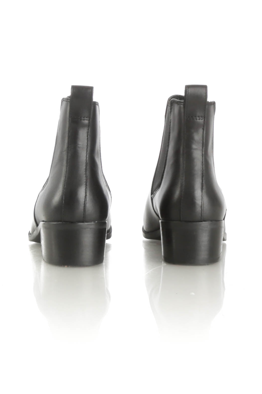Stuart Weitzman, 8 USA