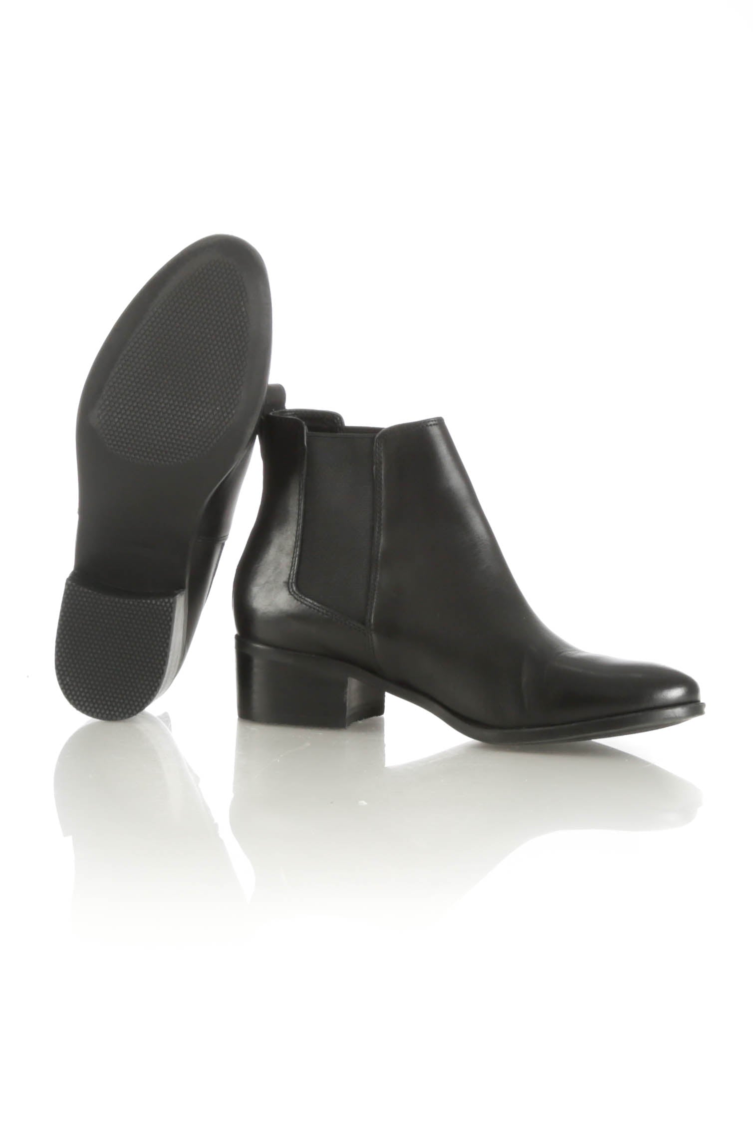 Stuart Weitzman, 8 USA