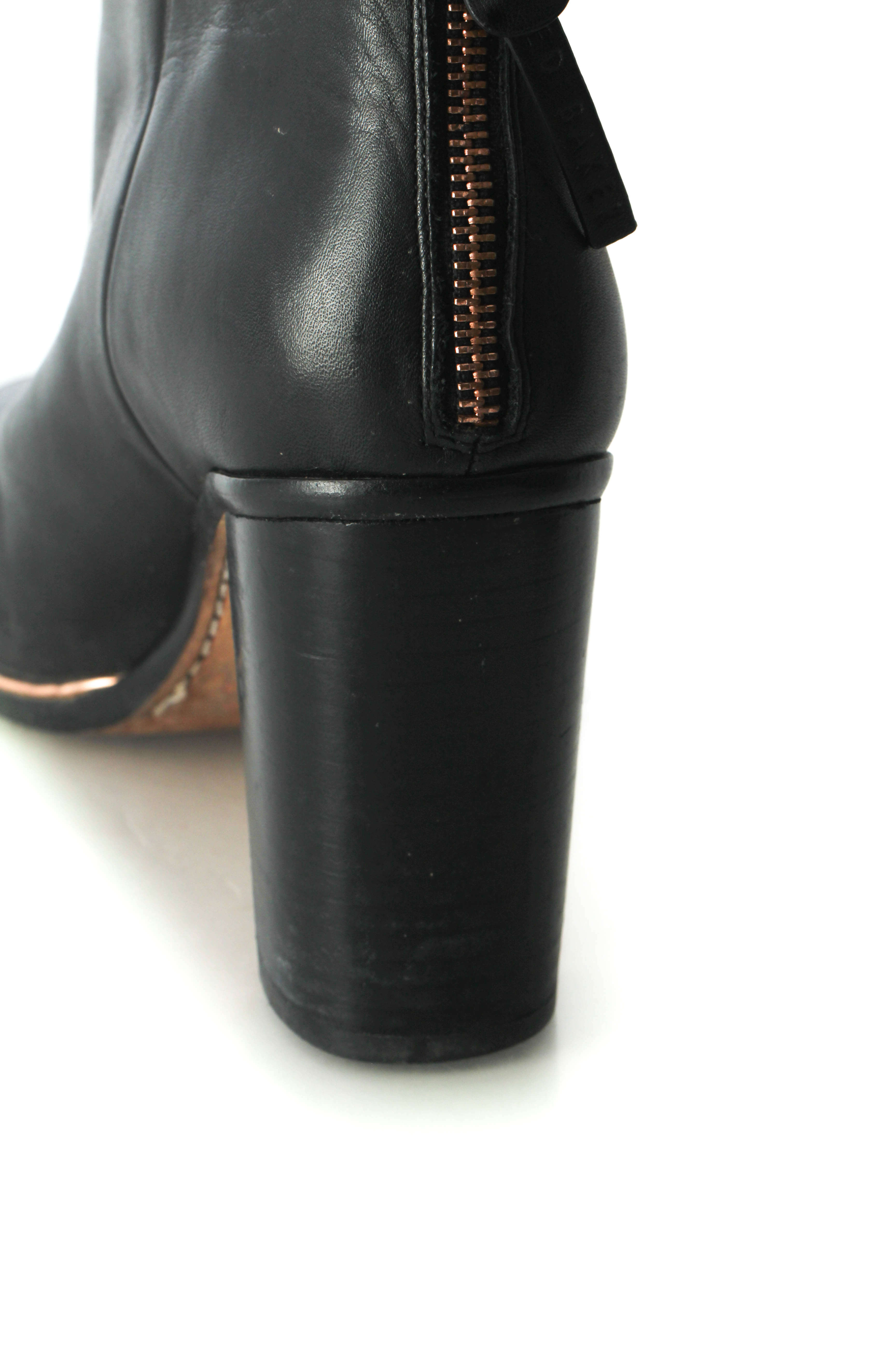 Ted Baker, 9.5 USA