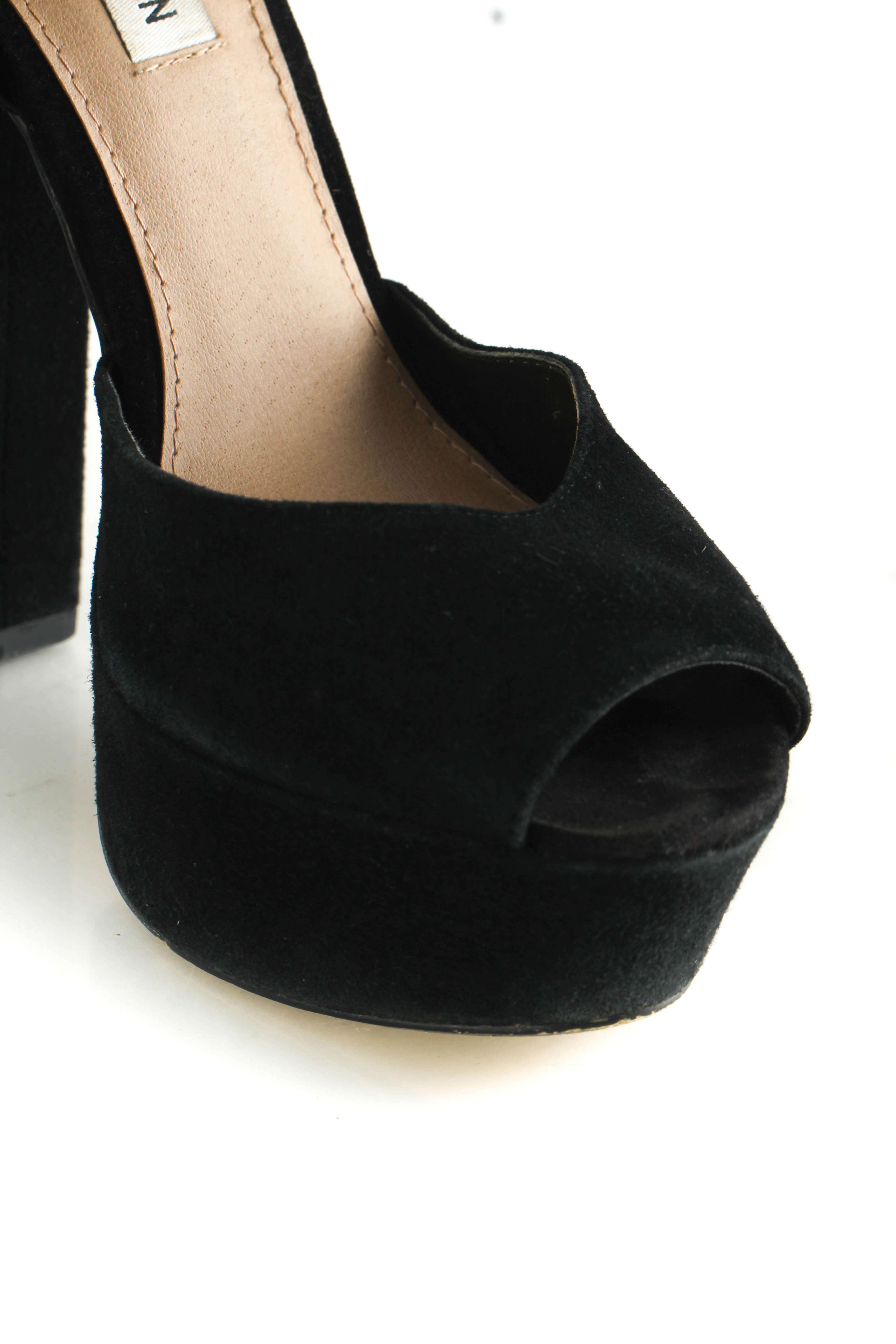 Stuart Weitzman, 8 USA