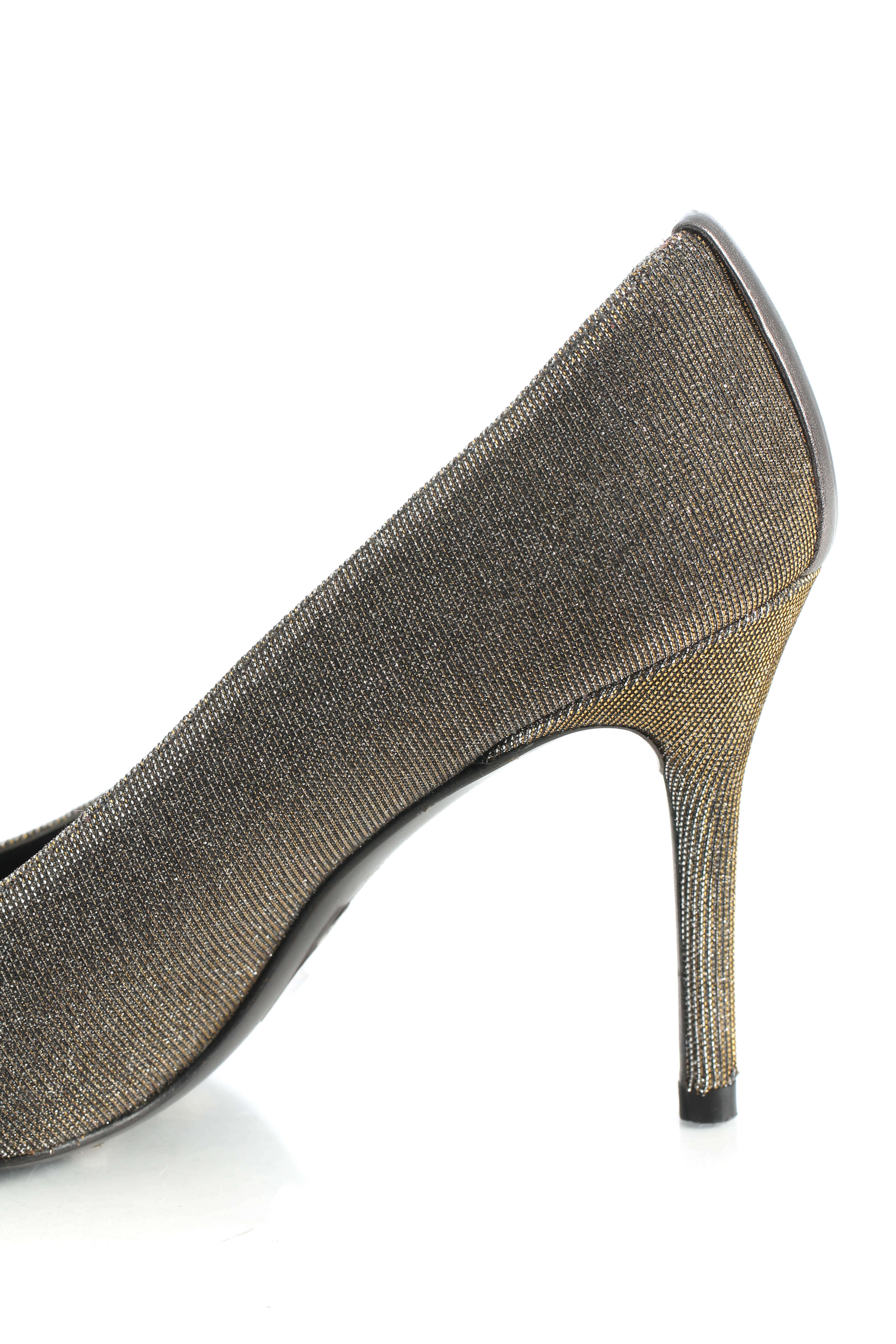 Stuart Weitzman, 6 USA