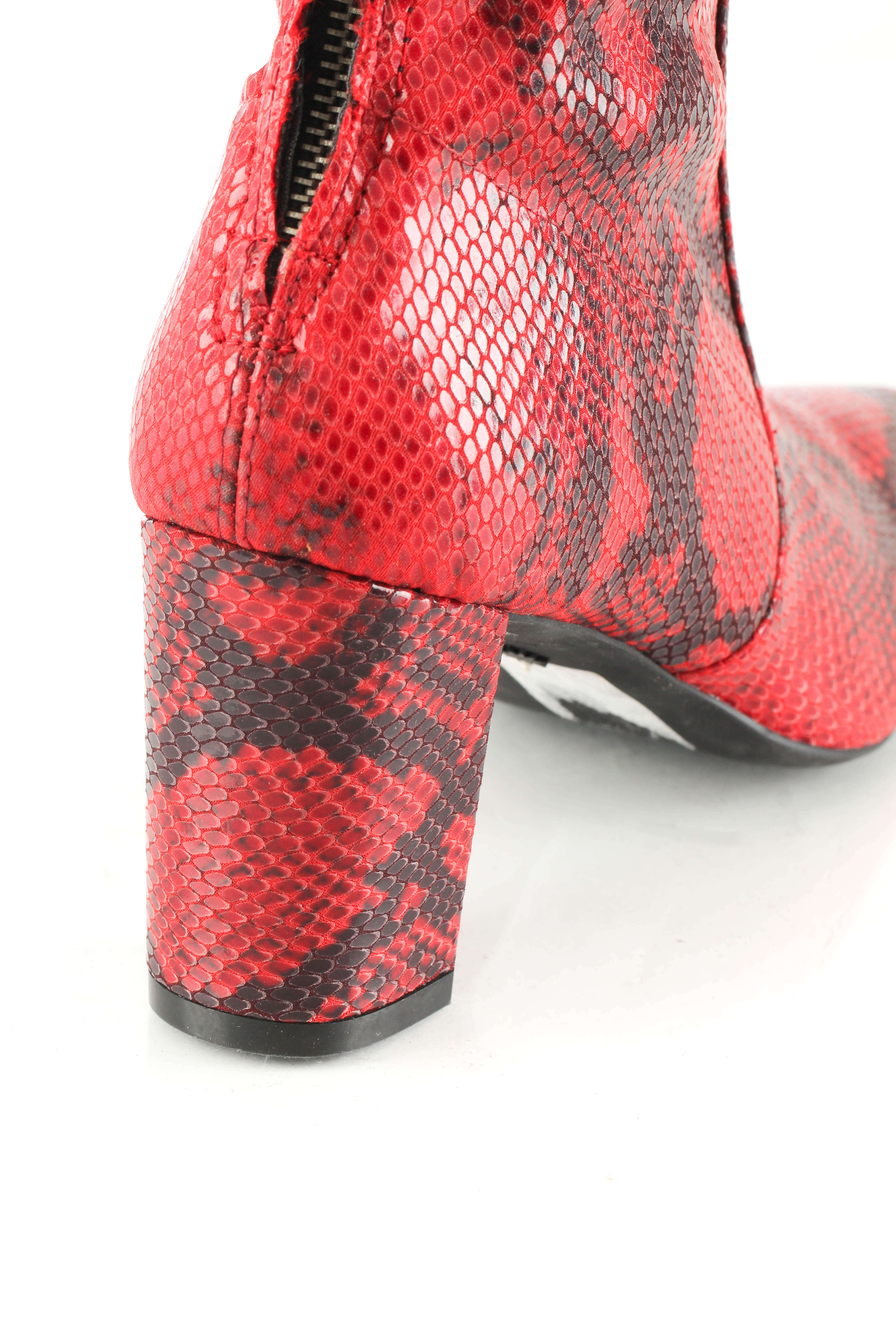 Stuart Weitzman, 7 USA