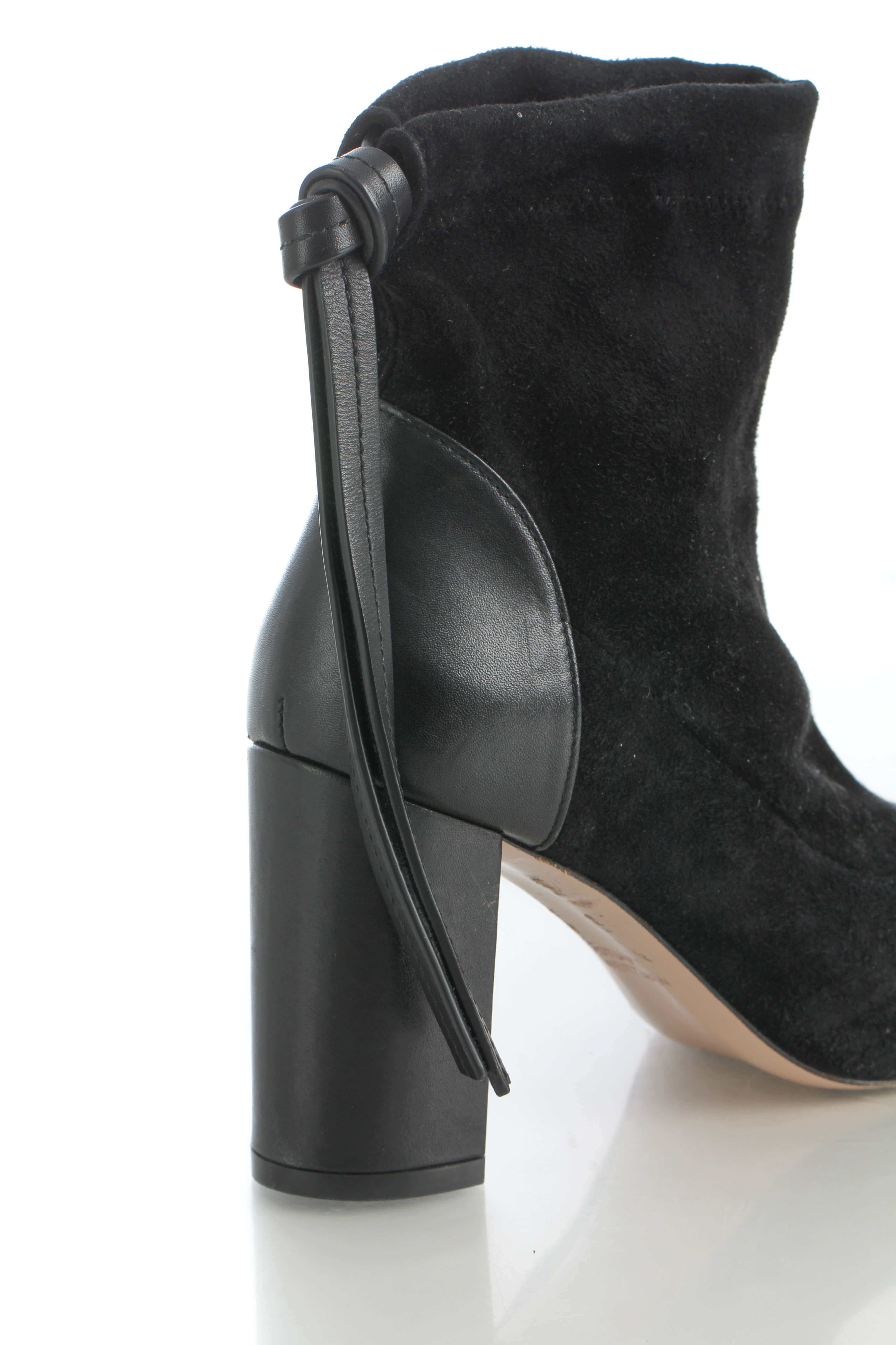 Stuart Weitzman, 6 USA