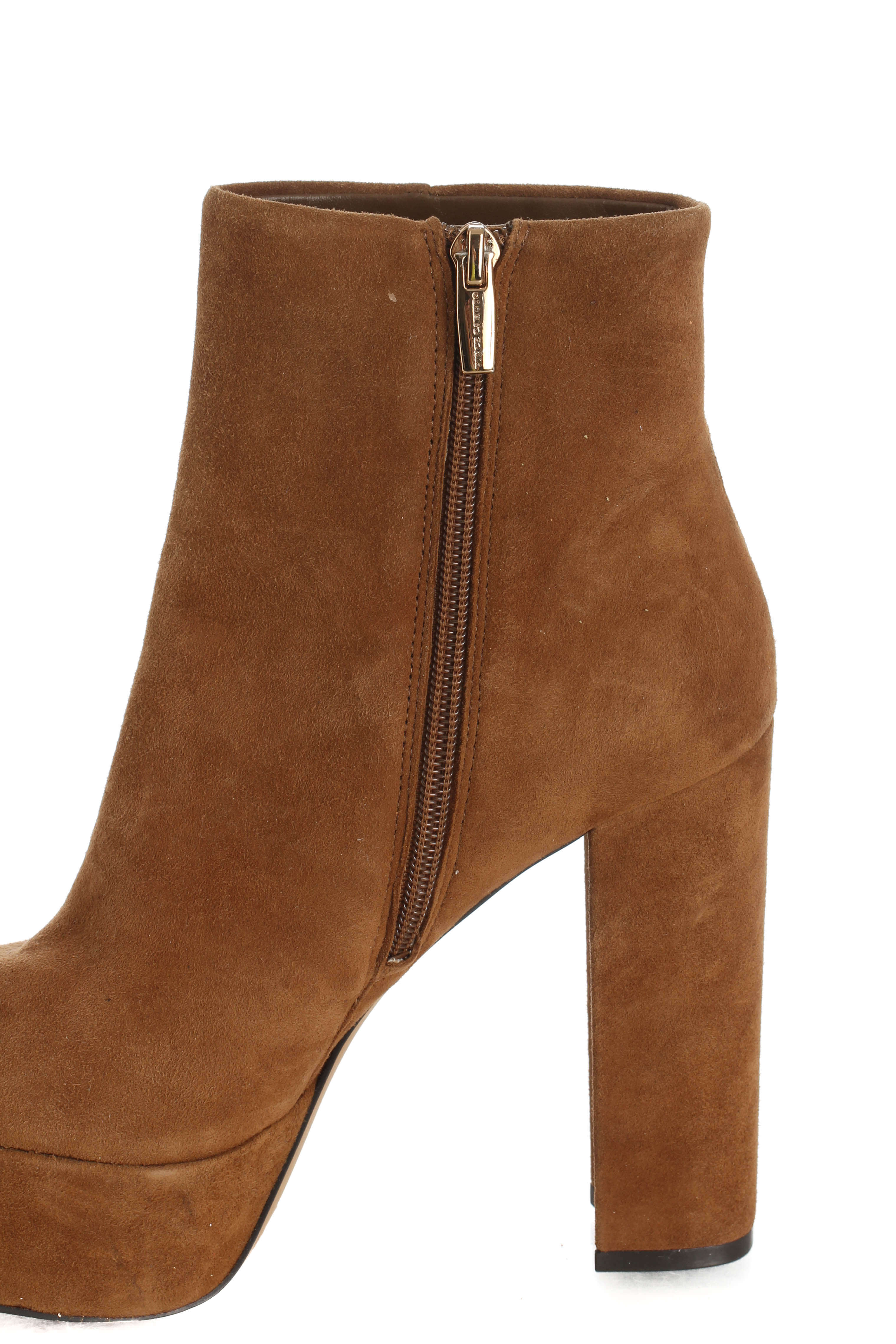 Vince Camuto, 7 USA
