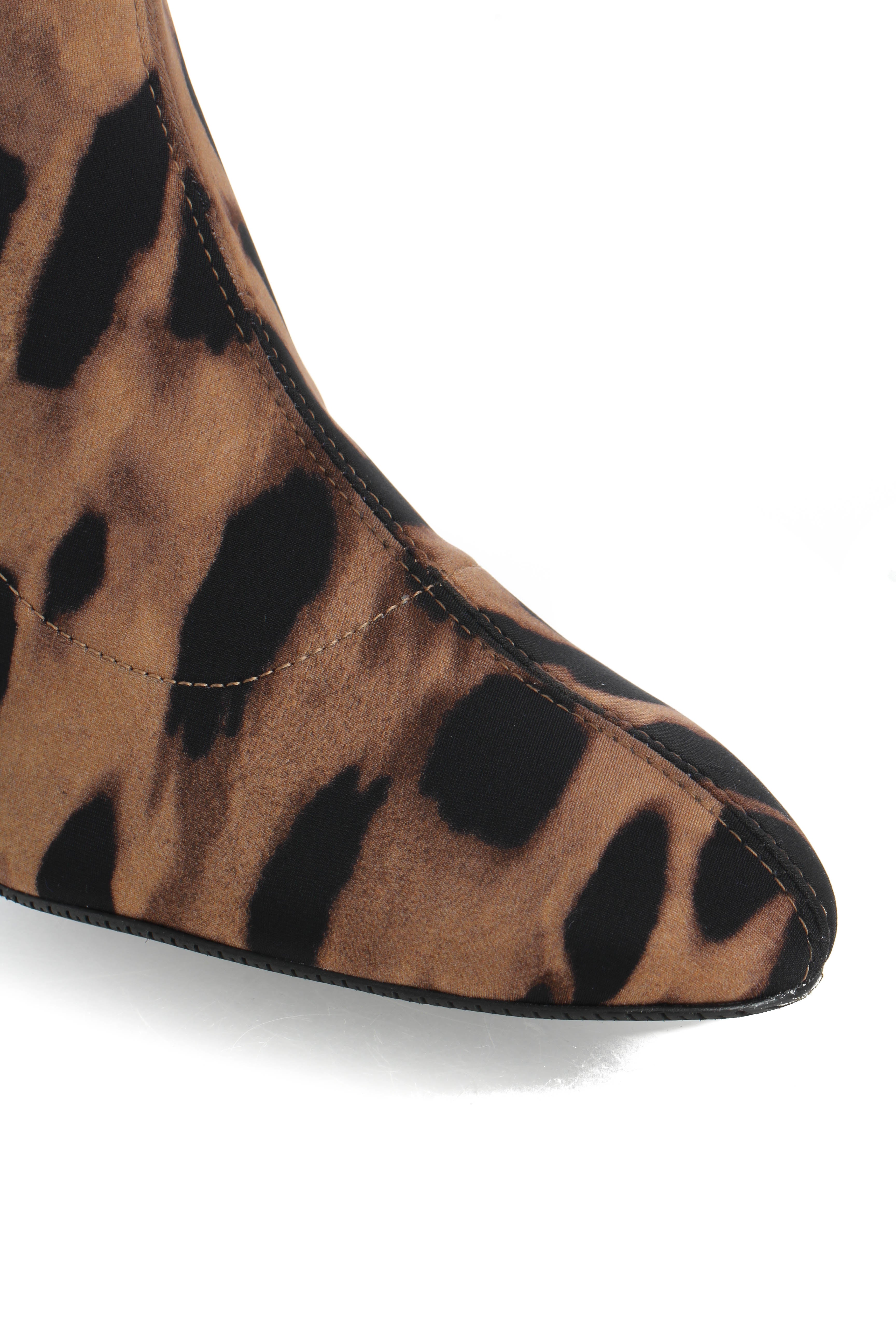 Stuart Weitzman, 6 USA