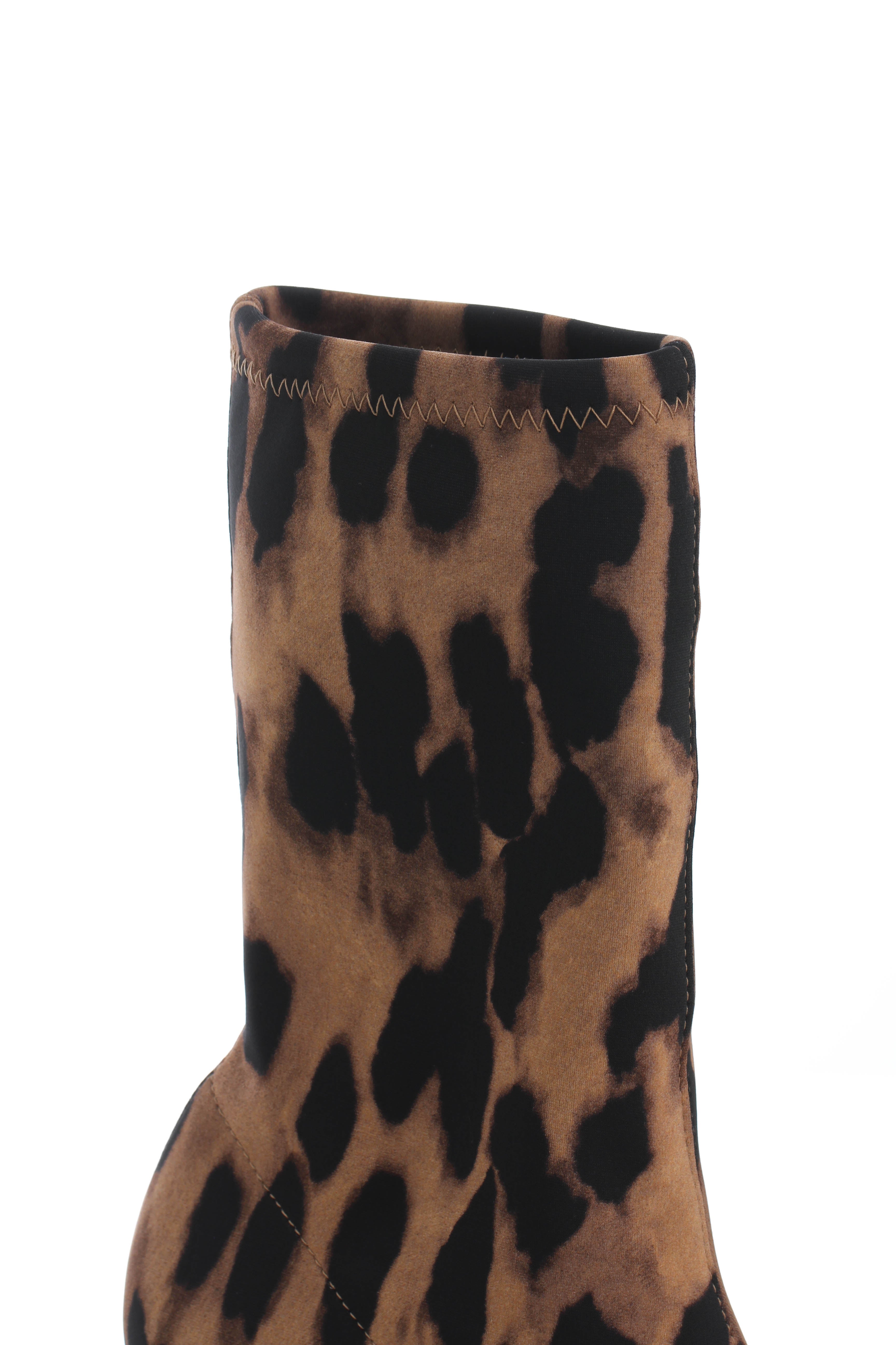 Stuart Weitzman, 6 USA