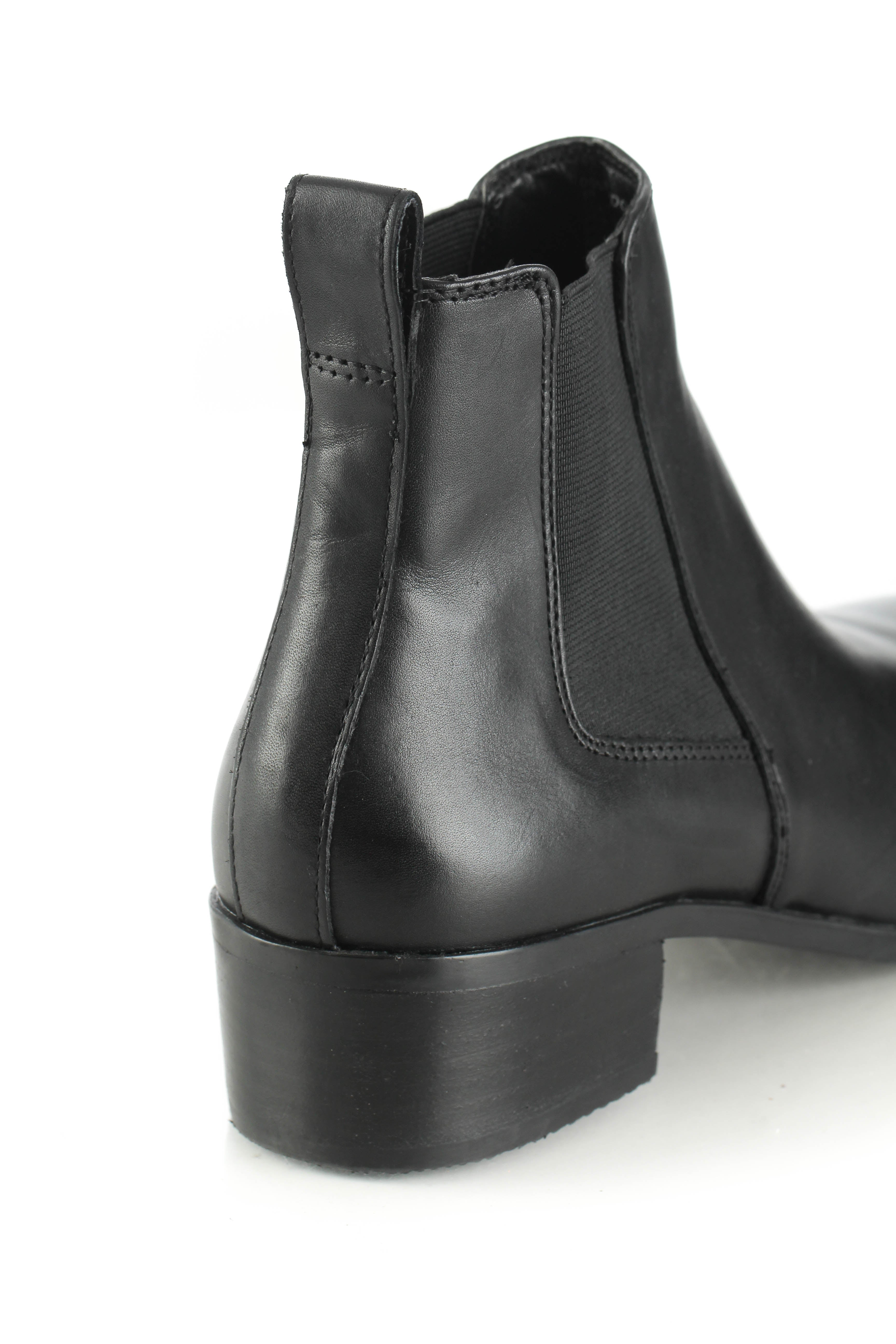 Stuart Weitzman, 8 USA