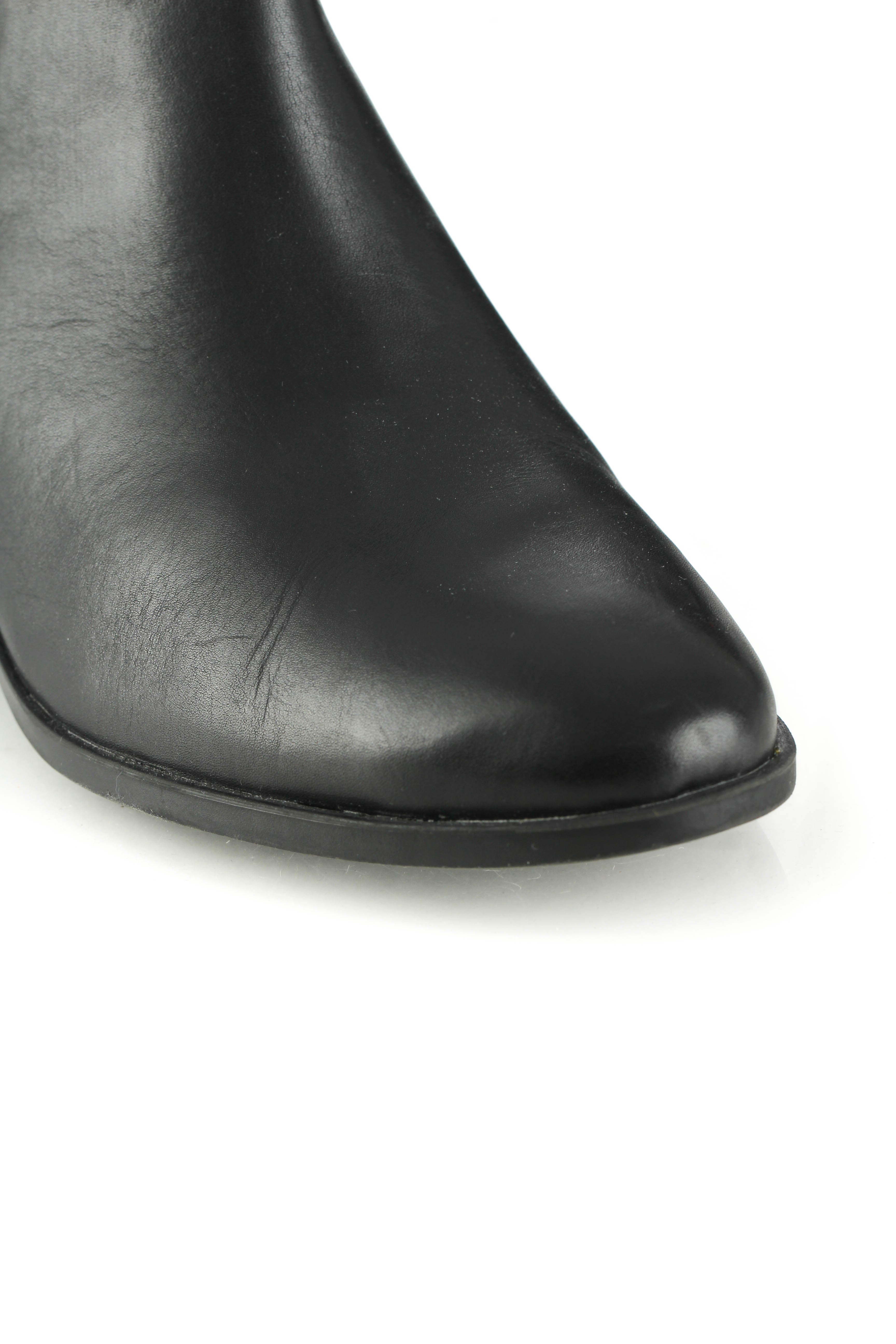 Stuart Weitzman, 8 USA