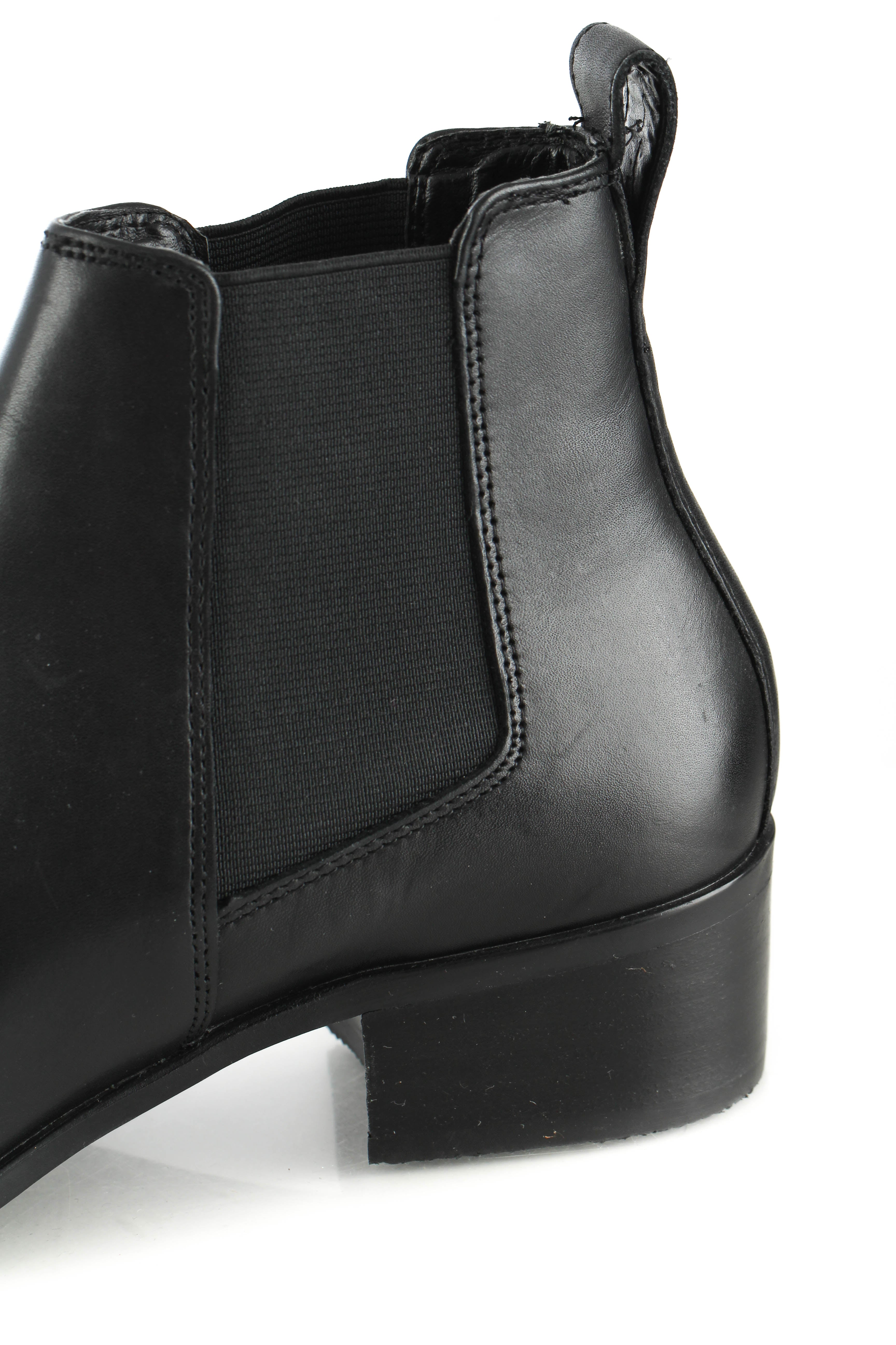 Stuart Weitzman, 8 USA